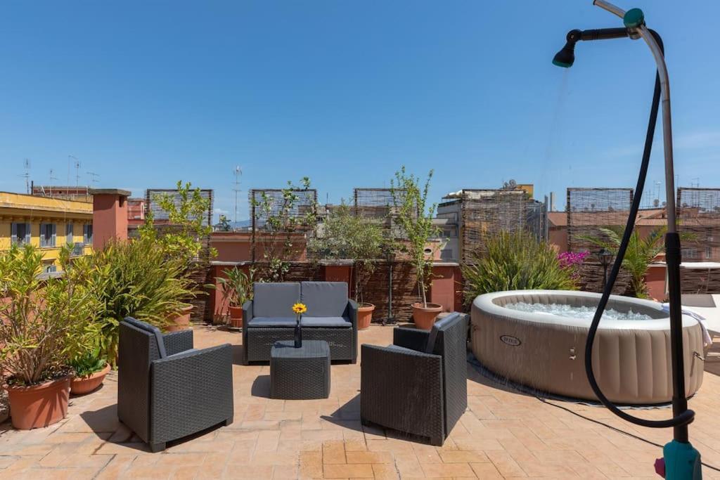Penthouse With Jacuzzi On Private Terrace In Trastevere โรม ภายนอก รูปภาพ