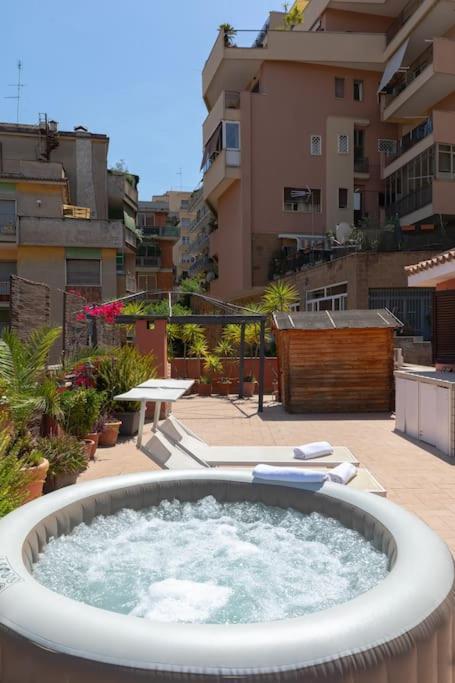 Penthouse With Jacuzzi On Private Terrace In Trastevere โรม ภายนอก รูปภาพ