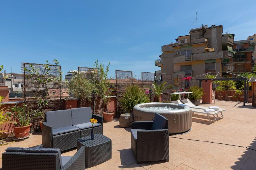 Penthouse With Jacuzzi On Private Terrace In Trastevere โรม ภายนอก รูปภาพ