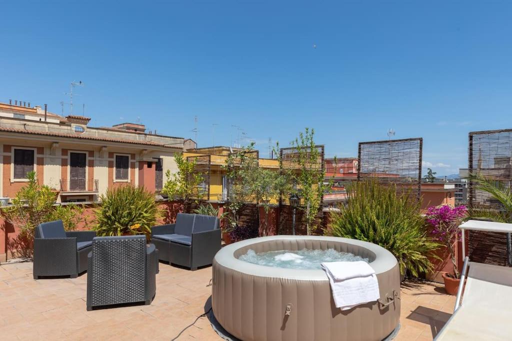 Penthouse With Jacuzzi On Private Terrace In Trastevere โรม ภายนอก รูปภาพ