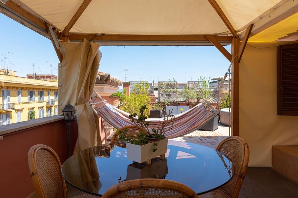Penthouse With Jacuzzi On Private Terrace In Trastevere โรม ภายนอก รูปภาพ
