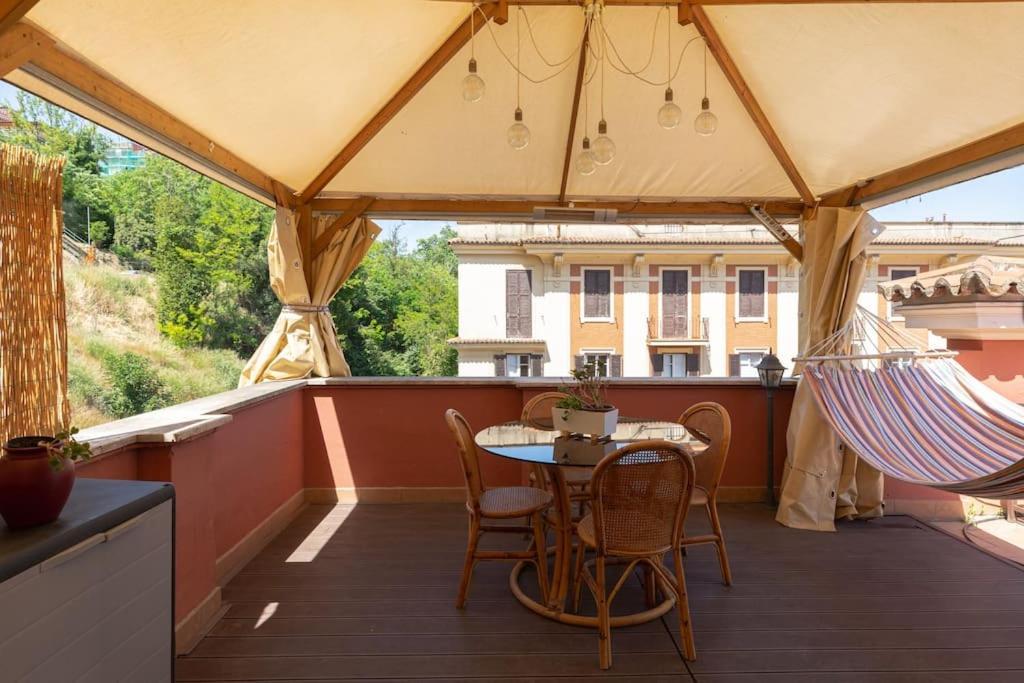 Penthouse With Jacuzzi On Private Terrace In Trastevere โรม ภายนอก รูปภาพ