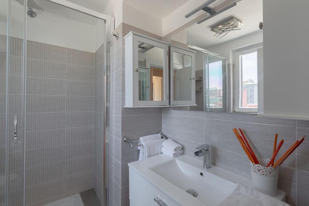 Penthouse With Jacuzzi On Private Terrace In Trastevere โรม ภายนอก รูปภาพ